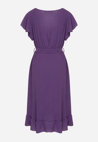 Born2be - Fioletowa Kopertowa Sukienka z Asymetrycznym Dołem Ozdobiona Falbanką z Paskiem w Talii Snidia. Okazja: na co dzień, na spacer. Kolor: fioletowy. Wzór: aplikacja. Sezon: lato. Typ sukienki: asymetryczne, kopertowe. Styl: klasyczny, casual, elegancki #6