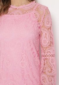 Born2be - Różowa Koronkowa Sukienka Mini z Długimi Rękawami i Kokardkami Temona. Typ kołnierza: kokarda. Kolor: różowy. Materiał: koronka. Długość rękawa: długi rękaw. Długość: mini #6