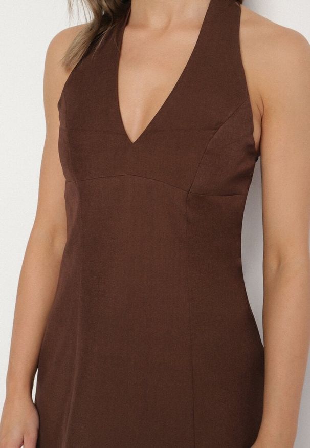 Born2be - Brązowa Rozkloszowana Sukienka z Odkrytymi Plecami Ataviela. Okazja: na co dzień. Kolor: brązowy. Typ sukienki: rozkloszowane. Styl: casual, elegancki
