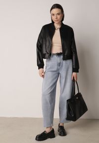 Born2be - Czarna Przejściowa Kurtka Bomberka z Imitacji Skóry Izanelia. Okazja: na co dzień. Kolor: czarny. Materiał: skóra. Wzór: kwiaty. Styl: casual #4