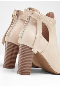 bonprix - Krótkie botki z wycięciami. Kolor: beżowy. Szerokość cholewki: normalna. Obcas: na obcasie. Wysokość obcasa: średni #3