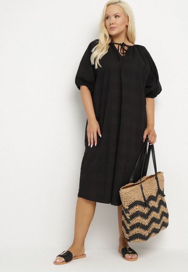Born2be - Czarna Bawełniana Sukienka Oversize z Wiązaniem pod Szyją Tolanea. Kolor: czarny. Materiał: bawełna. Długość rękawa: krótki rękaw. Typ sukienki: oversize