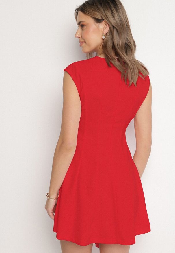 Born2be - Czerwona Rozkloszowana Sukienka o Taliowanym Kroju Ellaira. Okazja: na co dzień. Kolor: czerwony. Wzór: kolorowy. Styl: casual, elegancki