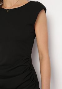 Born2be - Czarna Taliowana Sukienka Bez Rękawów z Ozdobnym Marszczeniem Lunala. Okazja: na co dzień. Kolor: czarny. Materiał: skóra. Długość rękawa: bez rękawów. Styl: casual #7