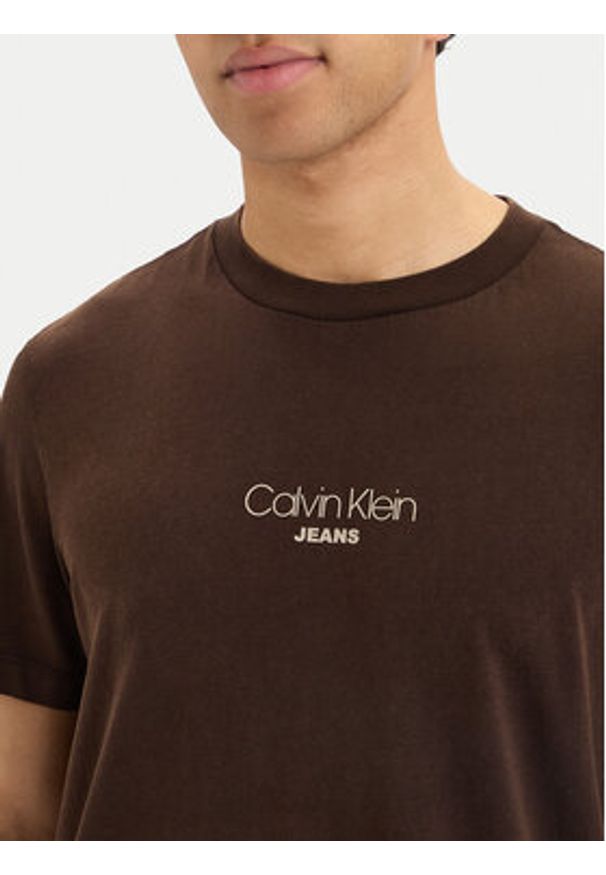 Calvin Klein Jeans T-Shirt LV04RB824G Brązowy ciemny Regular Fit. Kolor: brązowy. Materiał: bawełna