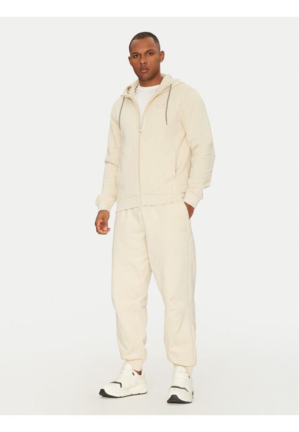 EA7 Emporio Armani Dres 7M000243 AF10377 U1079 Beżowy Regular Fit. Kolor: beżowy. Materiał: bawełna