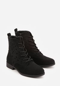 Renee - Czarne Ażurowe Botki ze Sznurowaną Cholewką Sephylia. Okazja: na co dzień. Kolor: czarny. Materiał: zamsz. Szerokość cholewki: normalna. Wzór: ażurowy. Styl: casual, boho #5