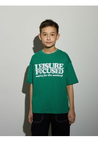 Reserved - T-shirt z nadrukiem - zielony. Kolor: zielony. Materiał: dzianina, bawełna. Wzór: nadruk