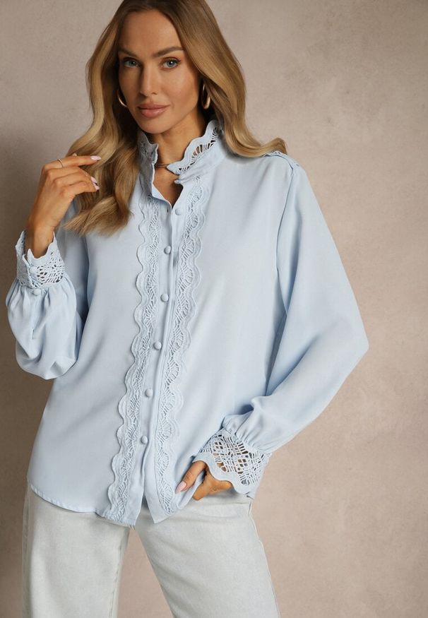 Renee - Jasnoniebieska Koszula z Ażurową Stójką i Bufiastym Rękawem Nito. Typ kołnierza: kołnierzyk stójkowy. Kolor: niebieski. Materiał: tkanina. Wzór: ażurowy