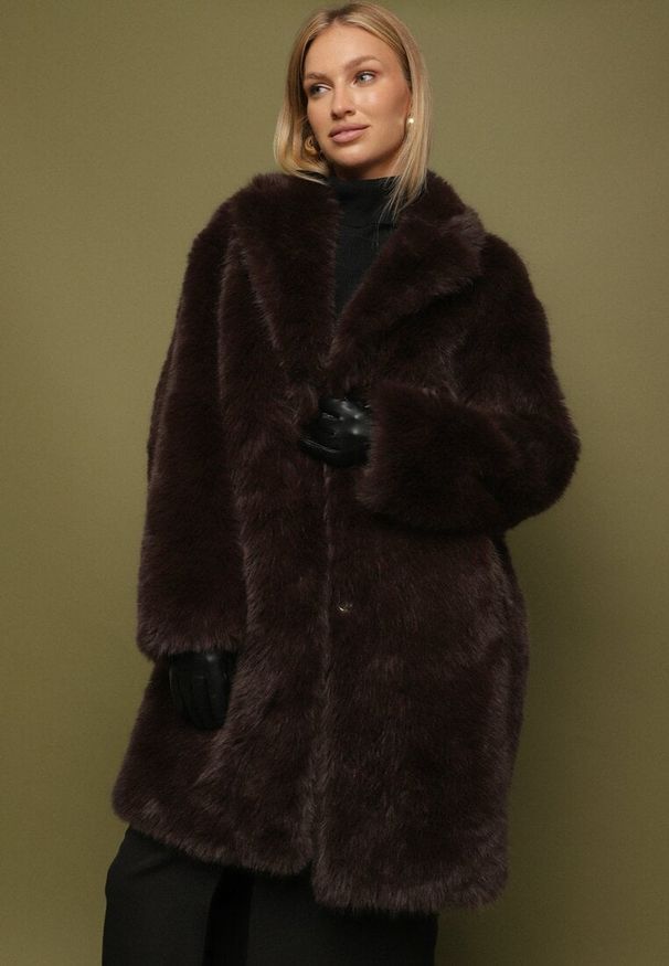 Born2be - Brązowy Płaszcz Futerko o Długim Kroju Otirena. Okazja: na co dzień. Kolor: brązowy. Materiał: futro. Długość: długie. Styl: casual, elegancki