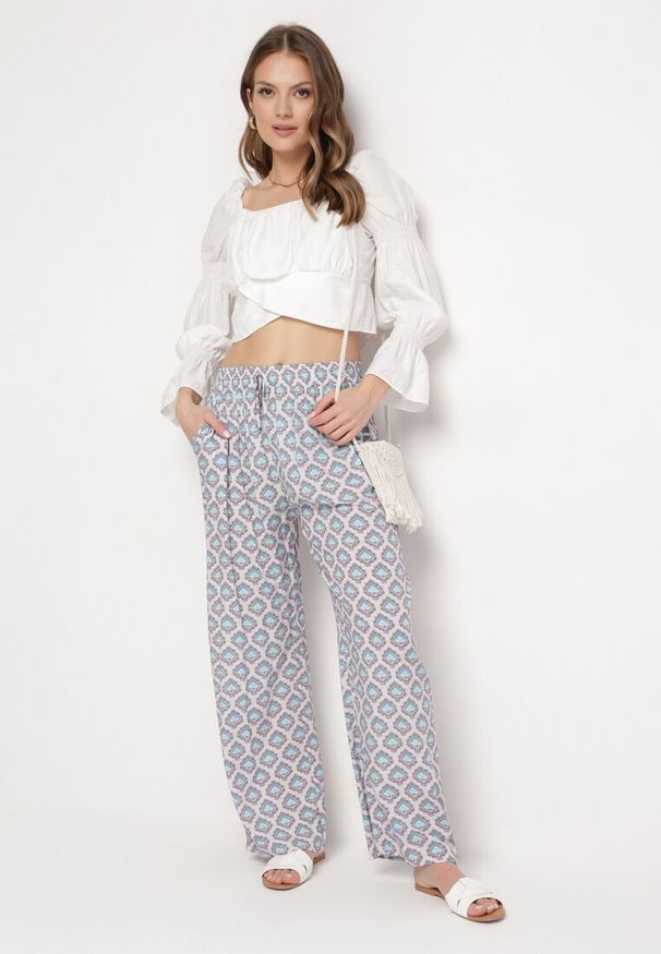 Born2be - Niebiesko-Beżowe Spodnie z Wiskozy w Mozaikowy Wzór z Gumką w Pasie Rivan. Okazja: na co dzień. Stan: podwyższony. Kolor: niebieski. Materiał: wiskoza. Styl: casual, elegancki