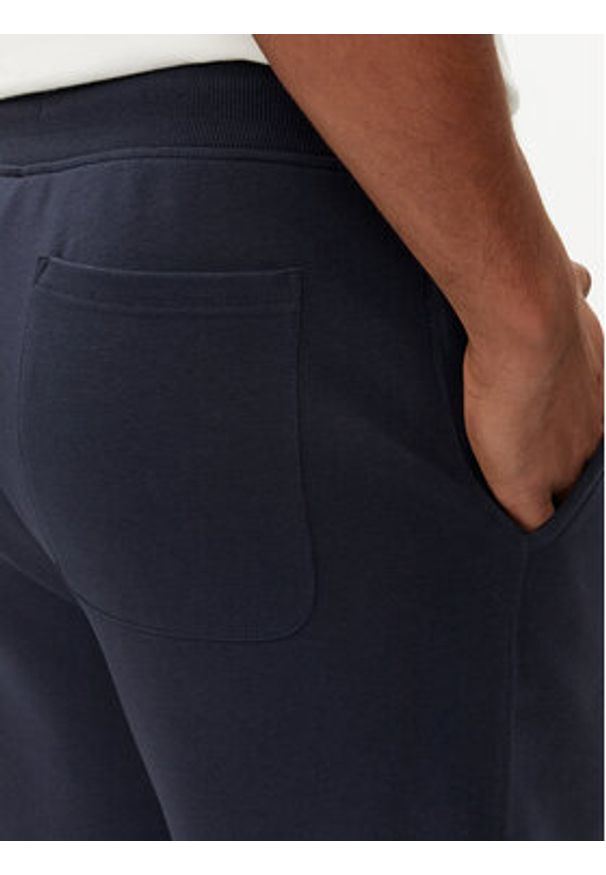 GANT - Gant Spodnie dresowe Shield 2009026 Granatowy Regular Fit. Kolor: niebieski. Materiał: bawełna