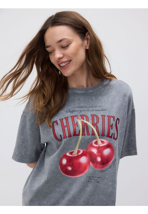 Reserved - T-shirt z nadrukiem - jasnoszary. Kolor: szary. Materiał: dzianina, bawełna. Wzór: nadruk