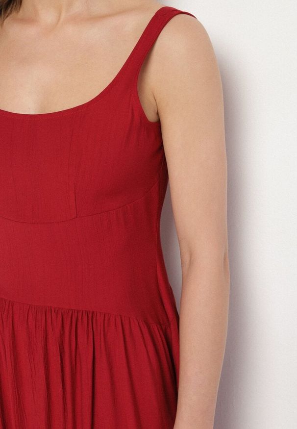 Born2be - Bordowa Wiskozowa Sukienka o Rozkloszowanym Kroju Milareina. Okazja: na co dzień. Kolor: czerwony. Materiał: wiskoza. Długość rękawa: długi rękaw. Wzór: aplikacja. Typ sukienki: rozkloszowane. Styl: elegancki, casual