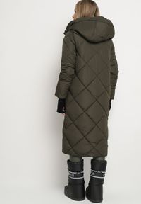 Born2be - Ciemnozielona Kurtka Płaszcz z Geometrycznym Pikowaniem Johnatta. Kolor: zielony. Wzór: geometria #5