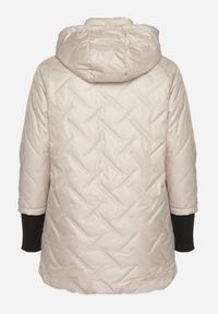 Born2be - Jasnobeżowa Kurtka Pikowana z Odpinanym Kapturem z Dłuższym Tyłem Rivselia. Okazja: na co dzień. Kolor: szary. Materiał: tkanina. Długość: długie. Wzór: aplikacja. Sezon: zima. Styl: klasyczny, casual #3