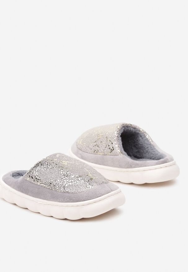 Renee - Szare Kapcie Vices na Platformie z Tłoczeniem Ozdobione Metalicznym Wzorem Zeanivra. Zapięcie: bez zapięcia. Kolor: szary. Materiał: jeans. Wzór: aplikacja. Obcas: na platformie