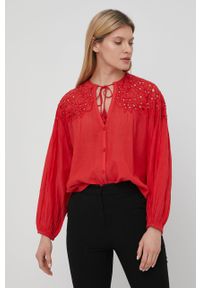 Pepe Jeans koszula Kayla damska kolor czerwony relaxed z wiązanym dekoltem. Kolor: czerwony. Materiał: tkanina. Długość rękawa: długi rękaw. Długość: długie. Wzór: haft
