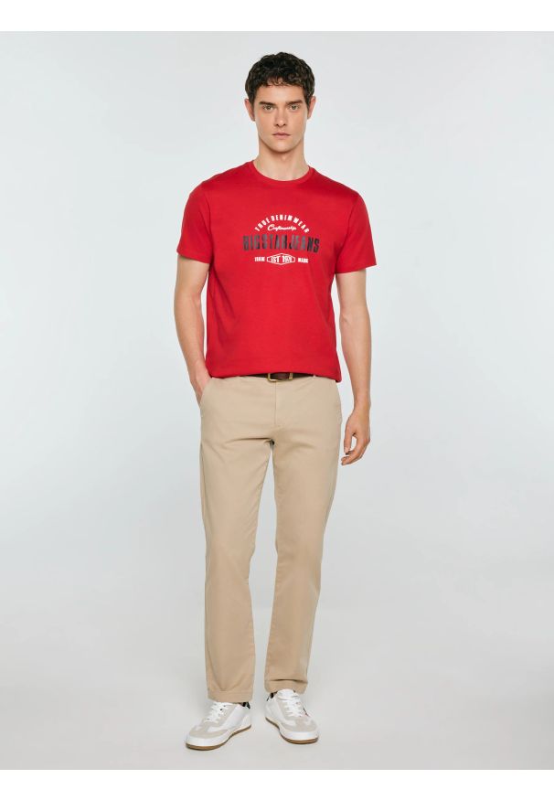 Big-Star - Koszulka męska z kontrastowym nadrukiem czerwona Sers 603. Okazja: na co dzień. Kolor: czerwony. Materiał: dzianina. Wzór: nadruk. Styl: casual, klasyczny