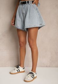 Renee - Jasnoniebieskie Szorty z Bawełny High Waist Ozdobione Paskiem Saromine. Okazja: na co dzień. Stan: podwyższony. Kolor: niebieski. Materiał: bawełna. Wzór: aplikacja. Styl: casual #4