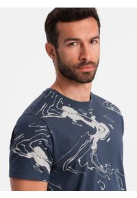 Ombre Clothing - Bawełniany t-shirt męski w esy-floresy – granatowy V1 OM-TSFP-0184 - XXL. Kolor: niebieski. Materiał: bawełna. Wzór: gładki, aplikacja, nadruk. Sezon: lato. Styl: klasyczny #1