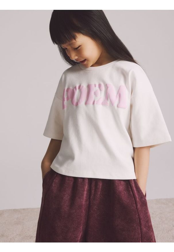 Reserved - Luźny t-shirt z nadrukiem - złamana biel. Materiał: bawełna. Wzór: nadruk