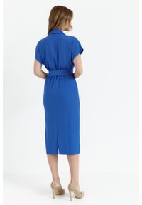 Sukienki.shop - Elegancka sukienka z kołnierzem niebieska. Okazja: na co dzień, na spotkanie biznesowe, na randkę. Kolor: niebieski. Materiał: guma, tkanina, elastan. Wzór: kolorowy. Typ sukienki: kopertowe, proste, dopasowane. Styl: elegancki. Długość: midi #3