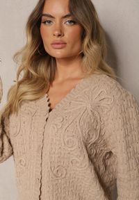 Renee - Beżowy Kardigan w Stylu Oversize z Guzikami i Ozdobnymi Tłoczeniami Palabia. Kolor: beżowy. Sezon: zima #4