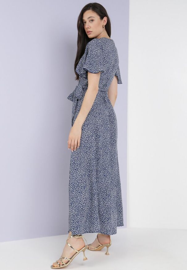 Born2be - Granatowa Sukienka Theminophe. Okazja: na co dzień. Kolor: niebieski. Materiał: wiskoza, tkanina, materiał. Wzór: kropki. Typ sukienki: proste, rozkloszowane, kopertowe. Styl: casual. Długość: maxi