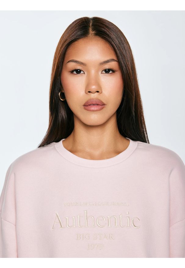 Big-Star - Bluza damska z haftem pudrowy róż Ellsa 600. Okazja: na co dzień. Kolor: różowy. Materiał: dzianina, dresówka, jeans. Wzór: haft. Styl: klasyczny, casual