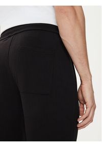 Calvin Klein Jeans Spodnie dresowe Embro J30J326033 Czarny Regular Fit. Kolor: czarny. Materiał: bawełna #5