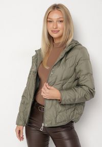 Born2be - Jasnozielona Przejściowa Kurtka z Oryginalnym Pikowaniem i Kapturem Aruvitte. Okazja: na co dzień, na spacer. Kolor: zielony. Materiał: jeans, poliester. Styl: casual #4