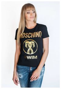 MOSCHINO SWIM T-shirt damski czarny złote duże logo. Kolor: czarny. Materiał: dzianina, prążkowany. Długość rękawa: krótki rękaw. Długość: krótkie. Wzór: nadruk #3