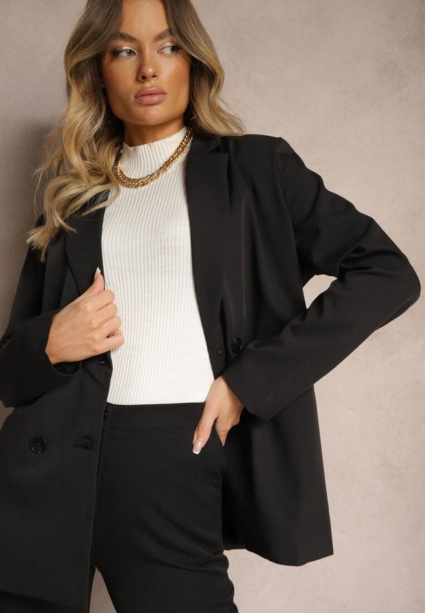 Renee - Czarna Pudełkowa Marynarka Dwurzędowa z Poduszkami w Ramionach Arrea. Okazja: na spotkanie biznesowe. Kolor: czarny. Materiał: jeans. Styl: biznesowy