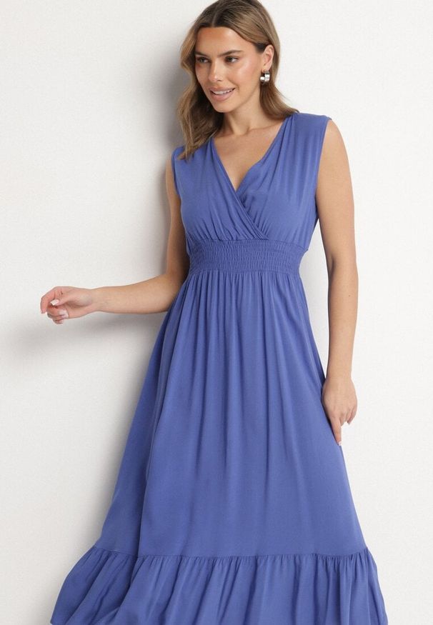 Born2be - Niebieska Wiskozowa Sukienka o Kopertowym Kroju z Falbanką Uliria. Kolor: niebieski. Materiał: wiskoza. Typ sukienki: kopertowe. Styl: elegancki