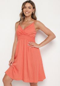 Born2be - Czerwona Wiskozowa Sukienka z Kopertowym Dekoltem Arileme. Kolor: czerwony. Materiał: wiskoza. Długość rękawa: na ramiączkach. Typ sukienki: kopertowe. Styl: wizytowy, klasyczny, elegancki #1