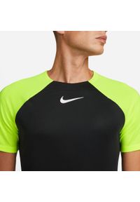Koszulka piłkarska męska Nike Drifit Adacemy Pro. Kolor: czarny, żółty, wielokolorowy. Długość rękawa: krótki rękaw. Długość: krótkie. Sport: piłka nożna