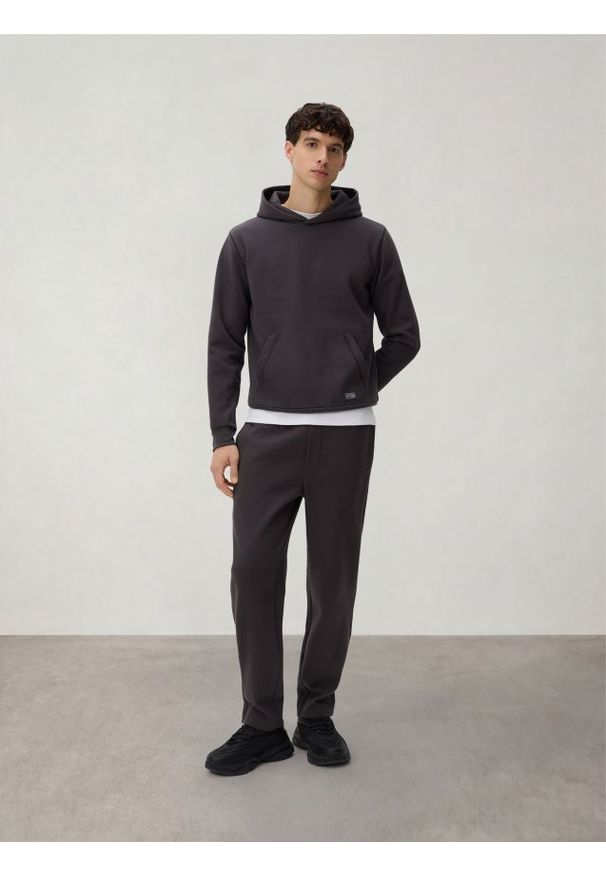 Reserved - Spodnie dresowe regular fit - ciemnoszary. Kolor: szary. Materiał: dresówka