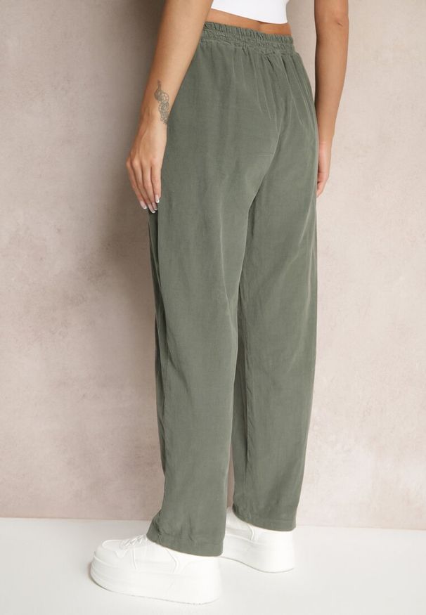 Renee - Ciemnozielone Bawełniane Spodnie High Waist w Klasycznym Stylu Arivora. Okazja: na co dzień. Stan: podwyższony. Kolor: zielony. Materiał: bawełna. Styl: klasyczny
