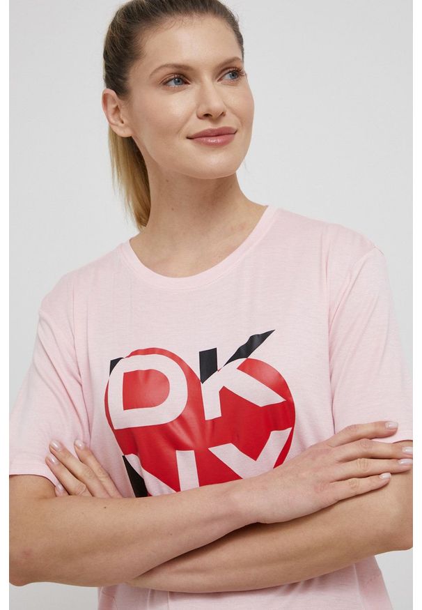 DKNY - Dkny koszula nocna damska kolor różowy. Kolor: różowy. Materiał: dzianina. Długość: krótkie. Wzór: nadruk