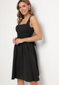 Born2be - Czarna Sukienka Rozkloszowana z Ozdobną Kokardą na Plecach Sonarisea. Typ kołnierza: kokarda. Kolor: czarny. Typ sukienki: rozkloszowane. Styl: klasyczny