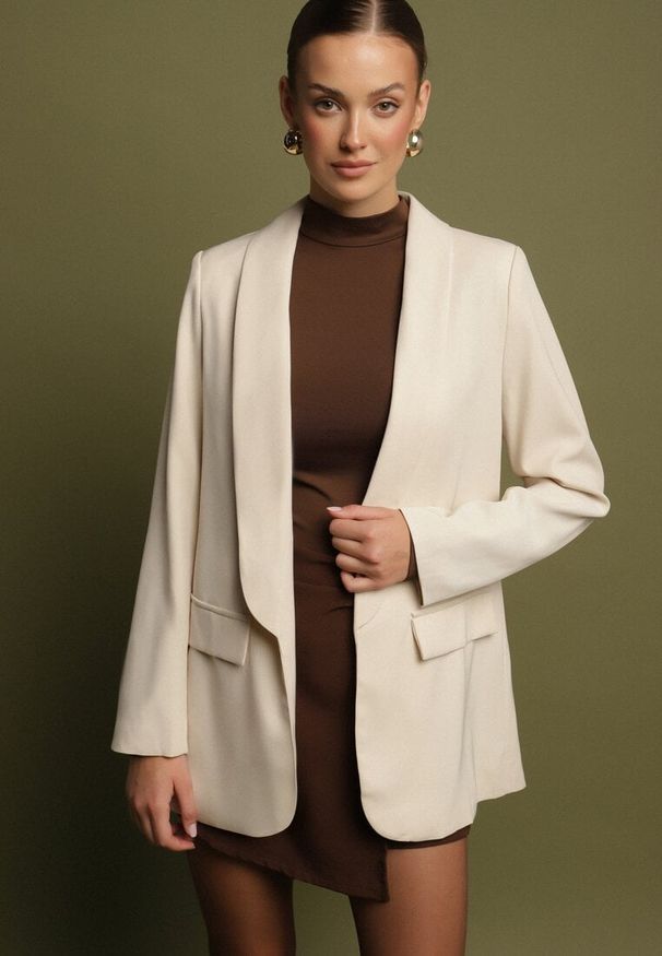 Born2be - Beżowa Marynarka o Pudełkowym Kroju z Ozdobnymi Klapami Clawira. Okazja: na spotkanie biznesowe, do pracy, na co dzień. Kolor: beżowy. Materiał: jeans. Styl: klasyczny, biznesowy, casual