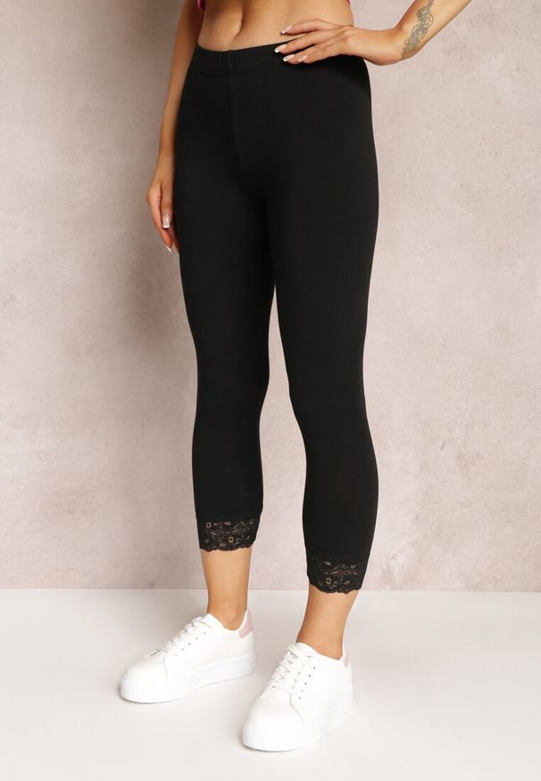 Renee - Czarne Legginsy z Gumką w Pasie i Koronkowymi Wstawkami Harine. Kolor: czarny. Materiał: koronka. Wzór: koronka