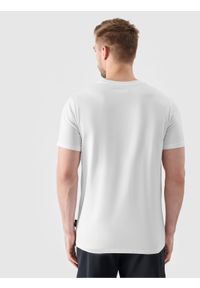 4f - T-shirt regular z nadrukiem męski - biały. Okazja: na co dzień. Kolor: biały. Materiał: jersey, bawełna, dzianina. Długość rękawa: krótki rękaw. Długość: krótkie. Wzór: nadruk. Styl: casual, sportowy, klasyczny