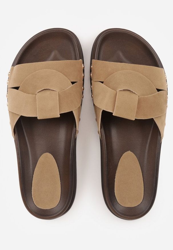 Renee - Ciemnobeżowe Klapki z Przekładanymi Paskami i Ozdobnymi Nitami Talysha. Okazja: na co dzień, na imprezę. Kolor: beżowy. Materiał: skóra, koronka. Sezon: lato. Styl: casual, elegancki