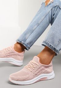 Renee - Różowe Buty Sportowe Linidas. Nosek buta: okrągły. Zapięcie: bez zapięcia. Kolor: różowy. Materiał: materiał. Szerokość cholewki: normalna #1