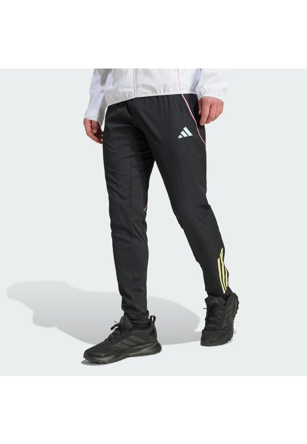 Adidas - Spodnie Juventus Tiro 25 Competition Presentation. Kolor: czarny. Materiał: dresówka. Sport: piłka nożna