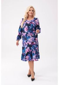 Moda Size Plus Iwanek - Sukienka Floriana - kobiecość i komfort w kwiatowym wydaniu w odcieniach fioletu PLUS SIZE XXL OVERSIZE. Okazja: na co dzień. Kolekcja: plus size. Wzór: kwiaty. Typ sukienki: oversize, dla puszystych. Materiał: tkanina, elastan, poliester, materiał. Długość rękawa: długi rękaw. Sezon: jesień. Styl: casual, elegancki. Długość: midi