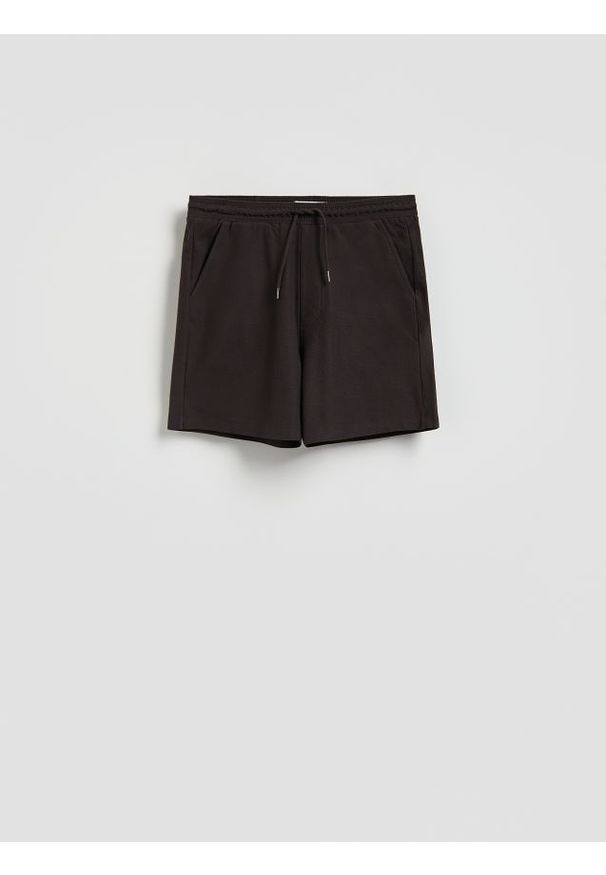 Reserved - Strukturalne szorty regular - ciemnobrązowy. Kolor: brązowy. Materiał: bawełna, dzianina