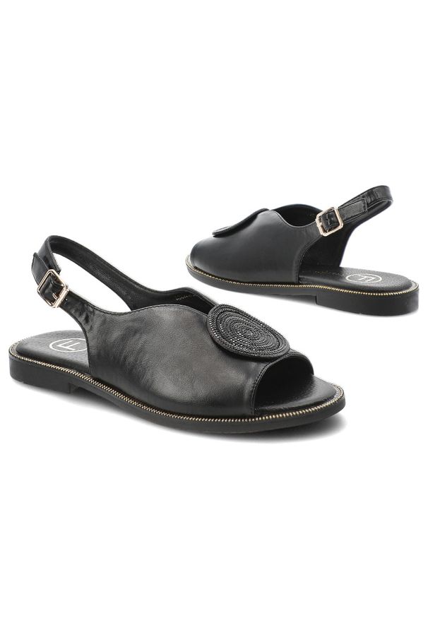 Sandały damskie Filippo, cholewka ze skóry ekologicznej na płaskiej podeszwie z elegancką broszką, czarne, DS6229/26. Kolor: czarny. Materiał: skóra ekologiczna. Obcas: na płaskiej podeszwie. Styl: elegancki